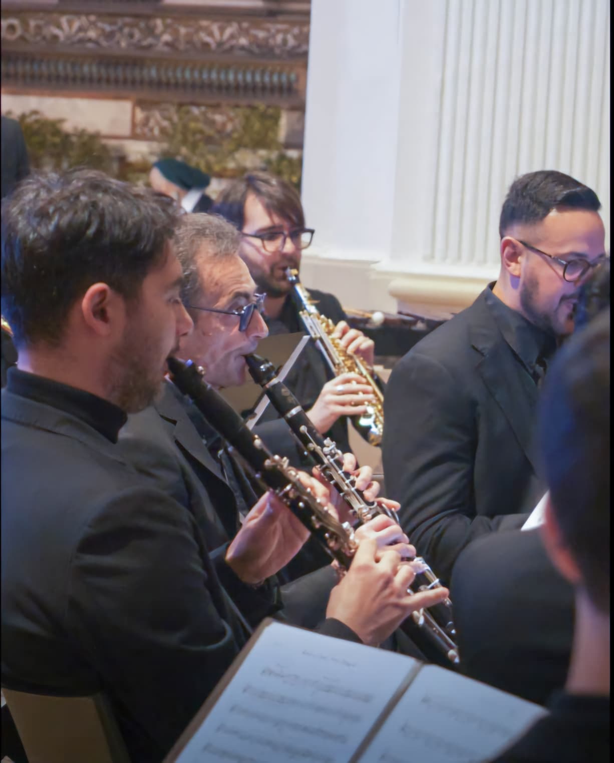 Sezione di clarinetti dell'orchestra di fiati Sinfonie Imperiali durante un concerto