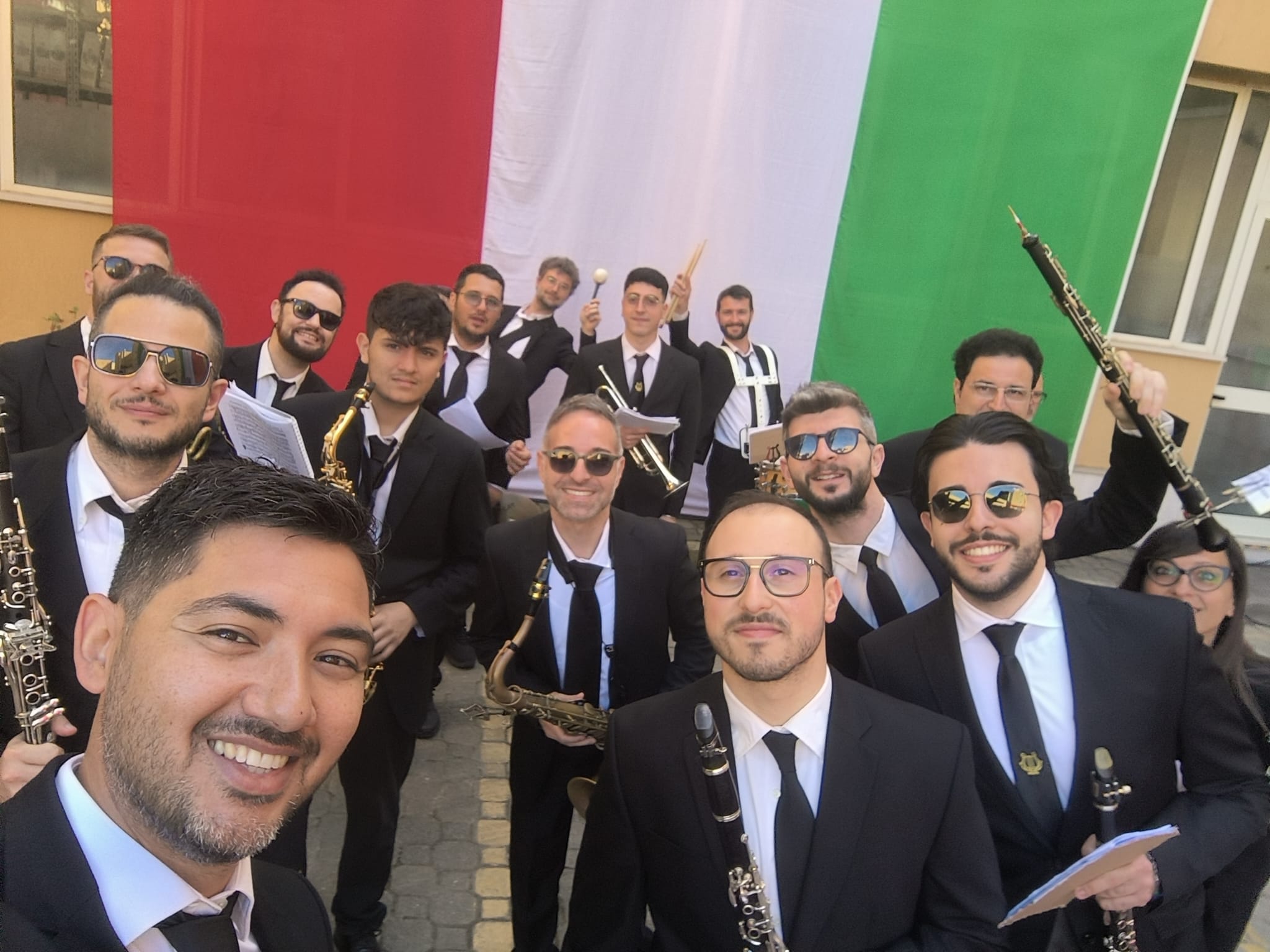 L'orchestra di fiati Sinfonie Imperiali in posa davanti al tricolore
